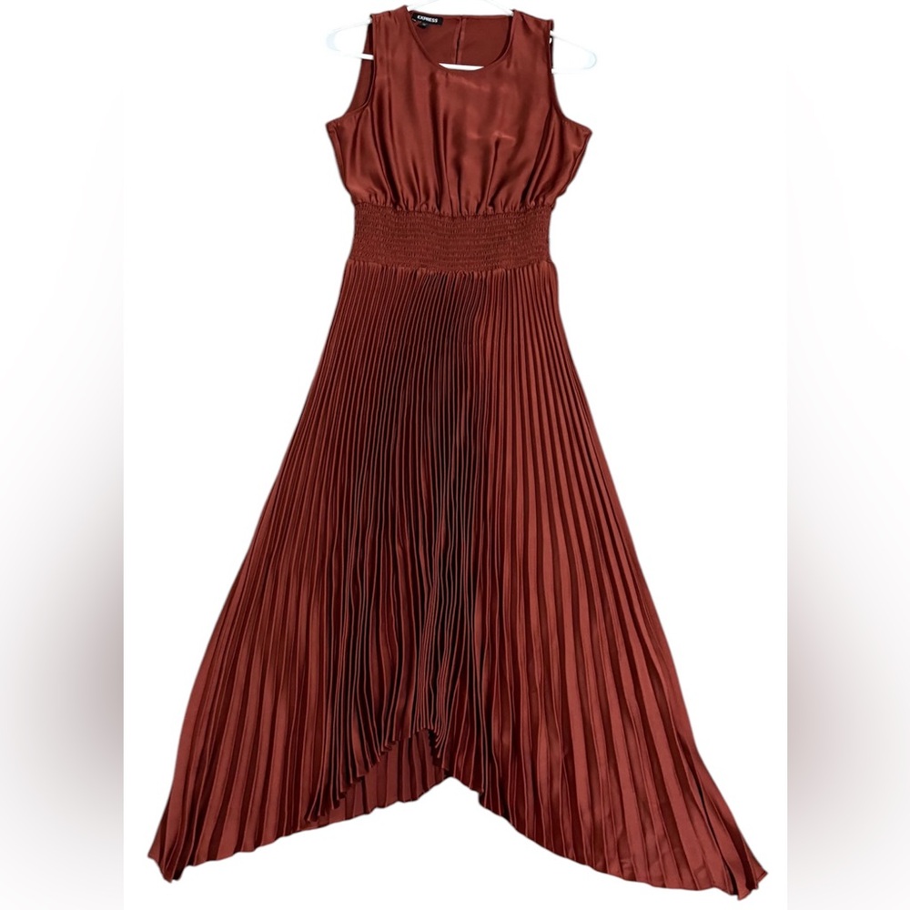 Express Burgundy Sheath Dress with Scoop Neck and Sleeveless Design for Cocktail